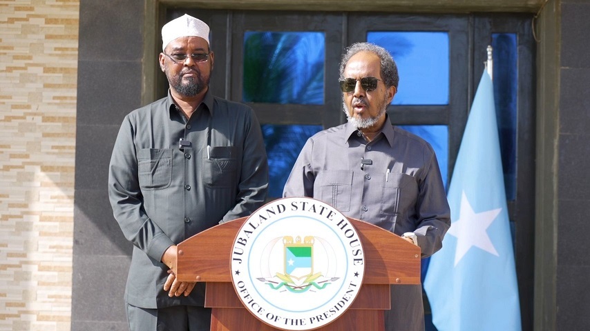 Sawir hore Madaxweyne Xasan Sheekh iyo Axmed Madoobe oo ku sugan Madaxtooyada Kismaayo.jpg